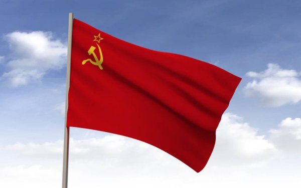 Несколько советских флагов на фоне