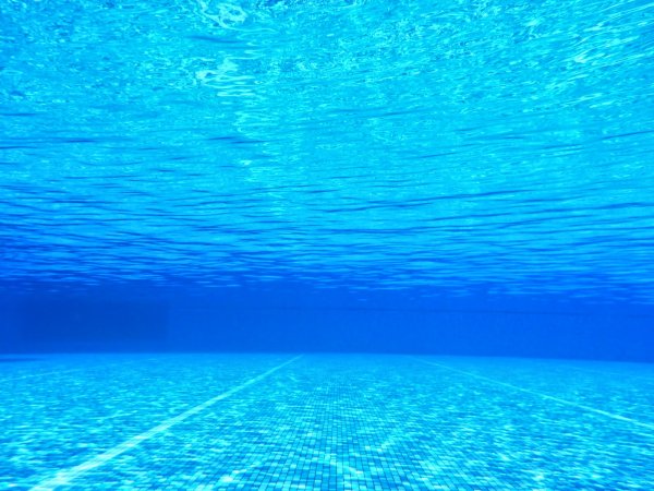 Бассейн под водой