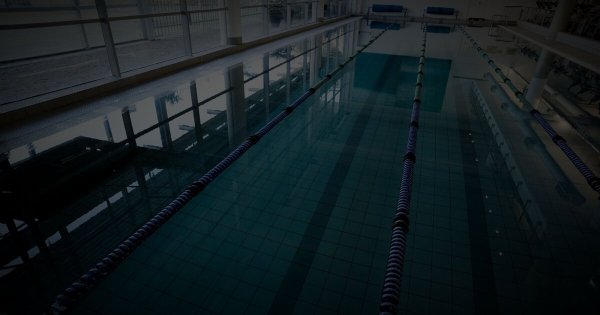 Пустой спортивный бассейн