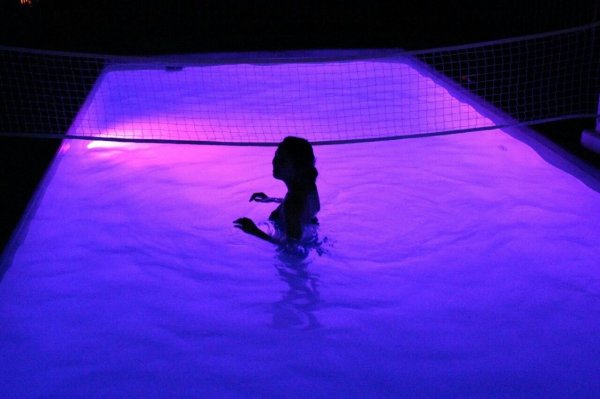 Девушка в бассейне ночью