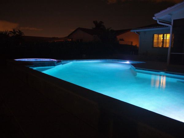 Ночной бассейн с подсветкой