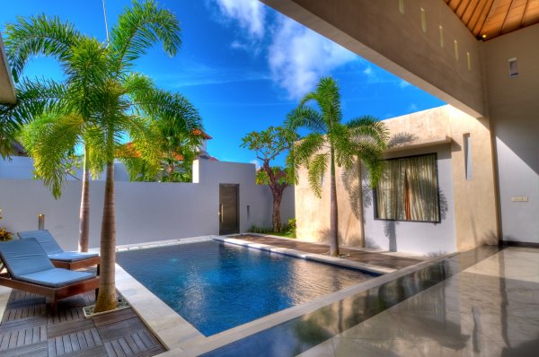 Дом с пальмами и бассейном