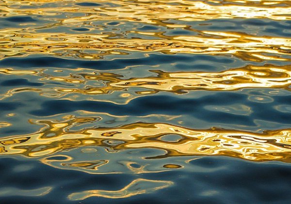 Солнечные блики на воде