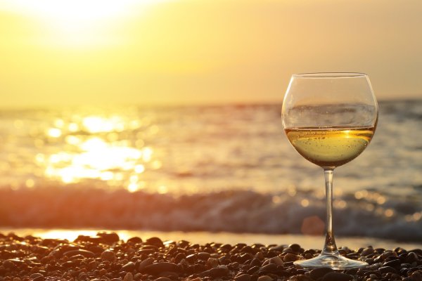 Бокал вина на фоне моря