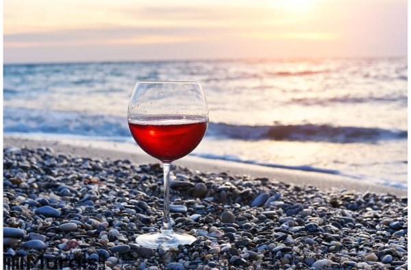 Бокал красного вина у моря