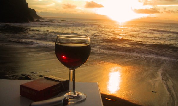 Вино на море вечером