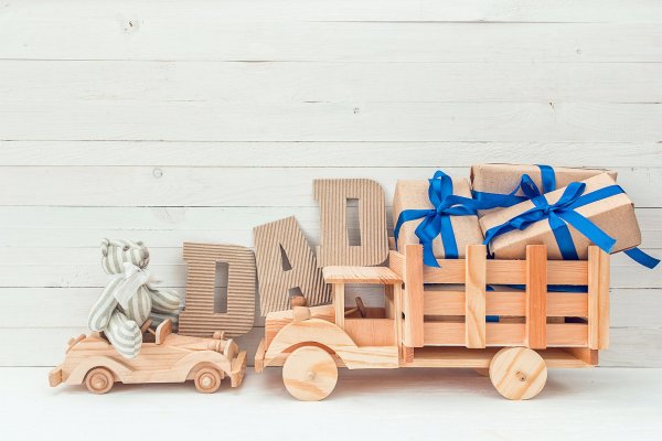 Детские игрушки на деревянном фоне