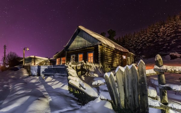 Красивый домик в деревне зимой