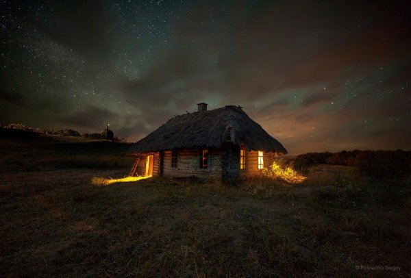 Домик в деревне ночью