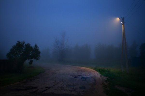 Деревенская дорога ночью
