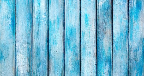 Голубой деревянный забор
