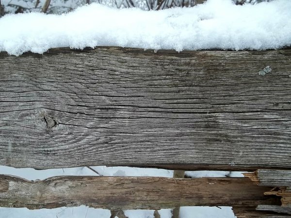 Деревянный забор зимой