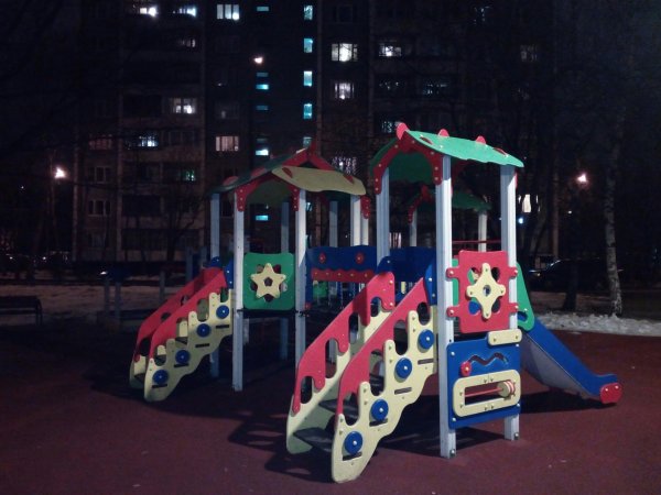 Детская площадка ночью