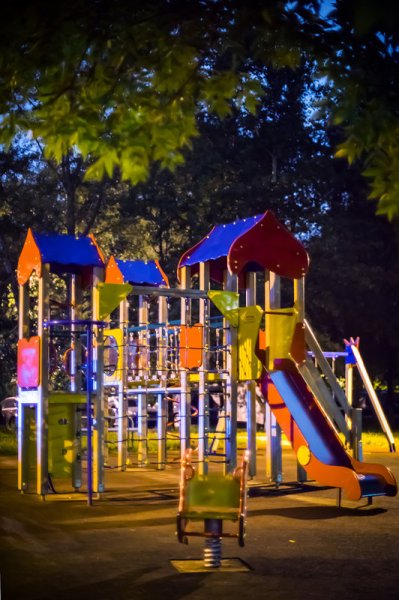 Детская площадка ночью
