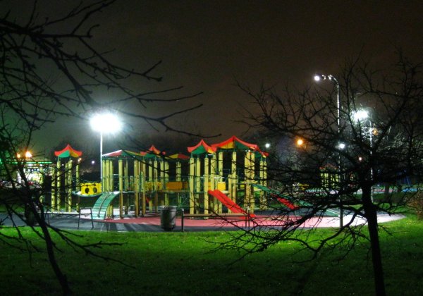 Детская площадка вечером