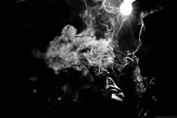 Девушка в сигаретном дыму