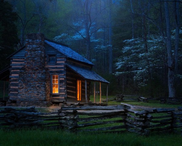 Одинокий домик в лесу