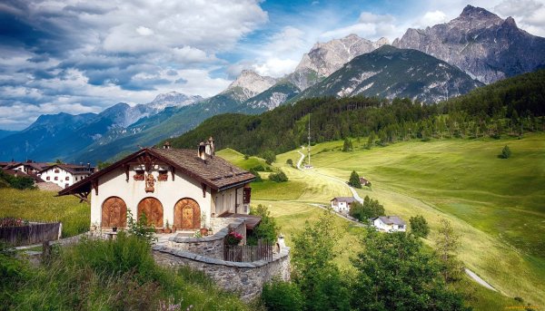 Домики в Альпах Швейцарии