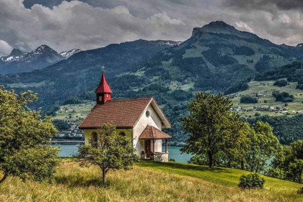 Церковь в Альпах Швейцария