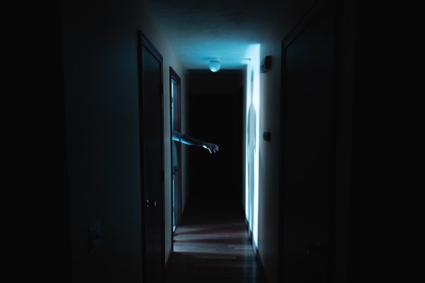 Темная комната с дверью