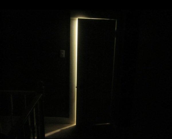 Темная комната с дверью