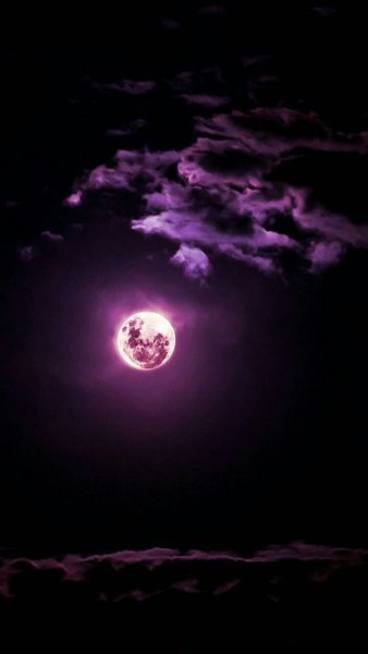 Темно фиолетовая Луна