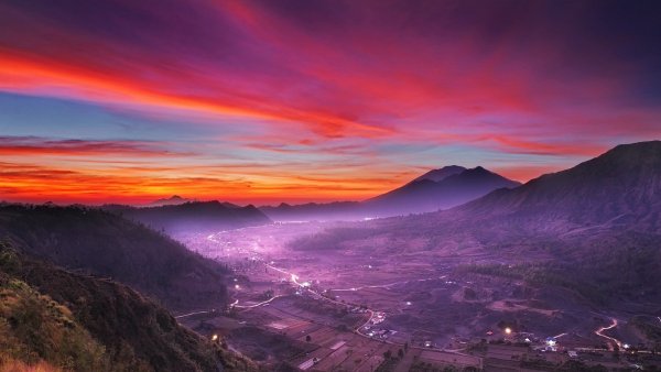 Фон фиолетовый закат и горы