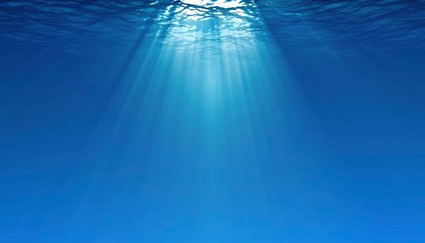 Лучи света под водой