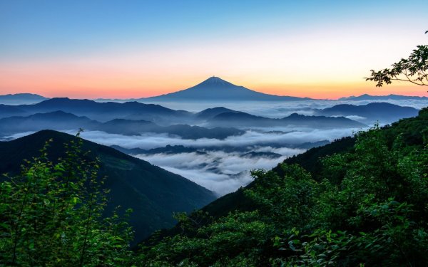 Гора Фудзияма в Японии фото