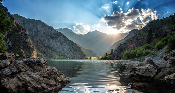 Нефритовое озеро Чарвак Узбекистан