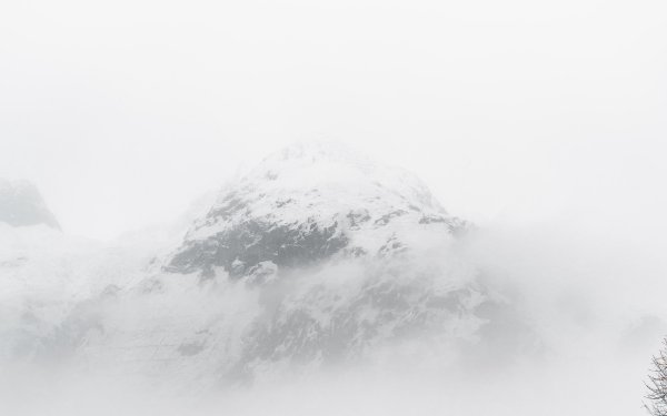 Снежные горы в тумане