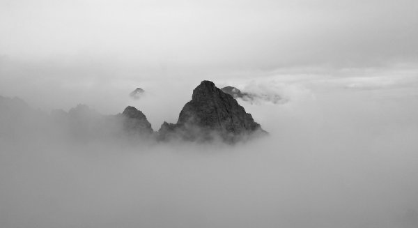 Вершины гор в тумане