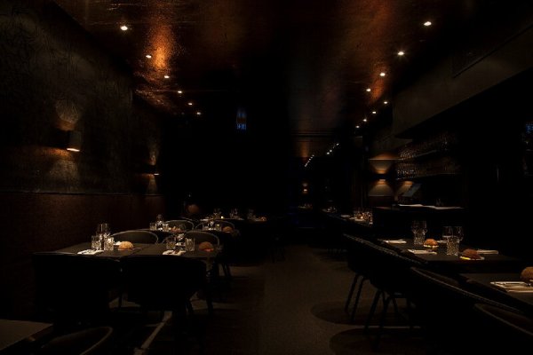 Темный зал ресторана