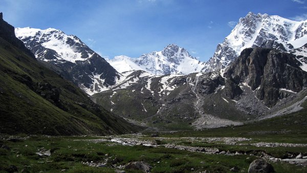 Фон кавказские горы
