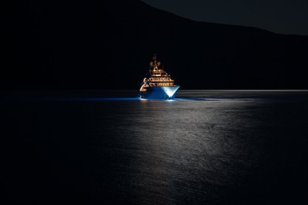 Корабль в ночном море