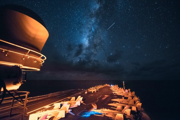 Корабль на фоне ночного неба