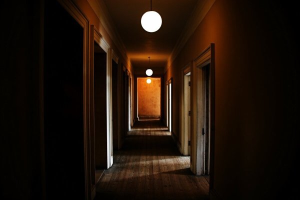 Открытая дверь в коридор