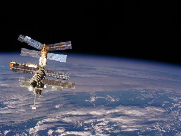 Орбитальные станции «мир» и «МКС»