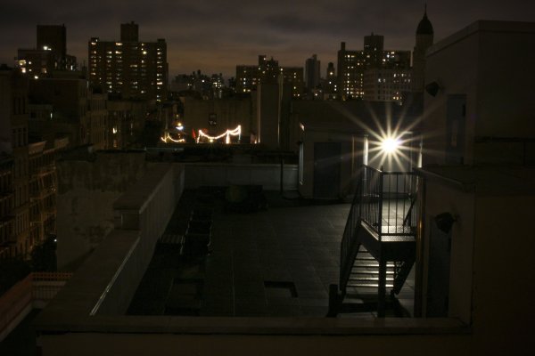 Крыша многоэтажки ночью без людей гача