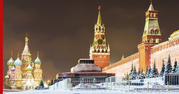 Снег на фоне Кремля