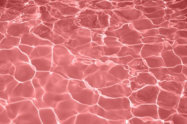 Розовая вода в бассейне