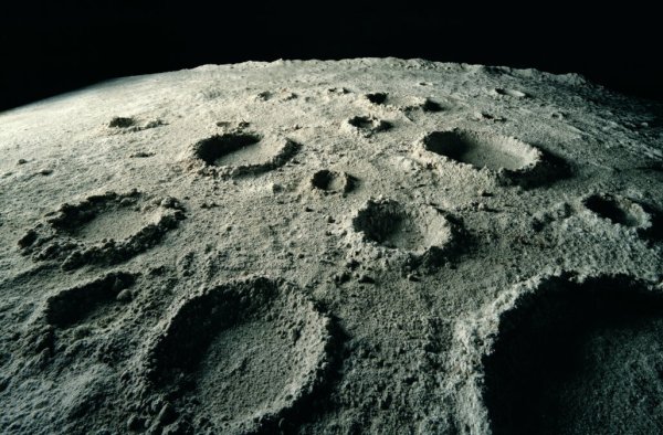 Планета с кратерами