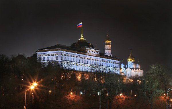 Резиденция президента России в Кремле флаг
