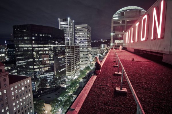Крыша многоэтажки Токио ночью