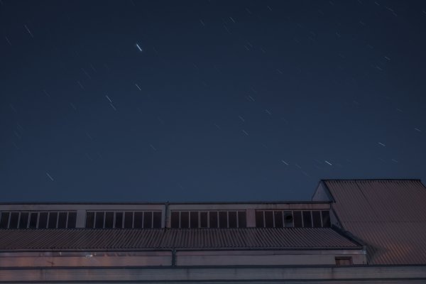 Звездное небо с крыши дома