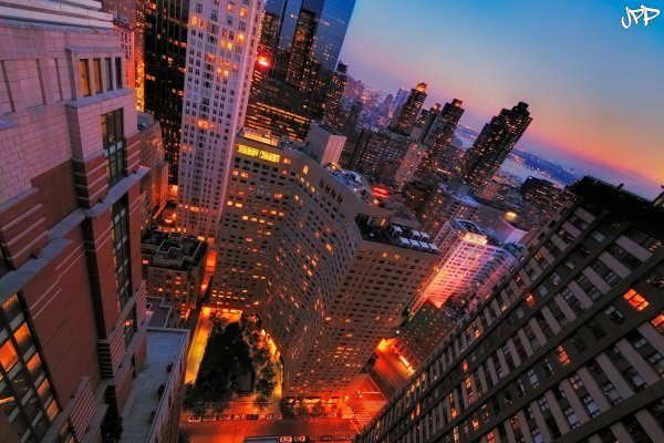Крыша многоэтажки ночью в Нью Йорке