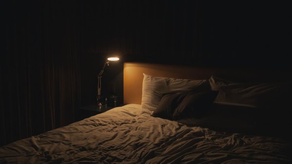 Комната с кроватью ночью