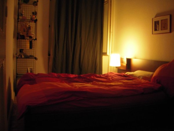 Комната с кроватью ночью
