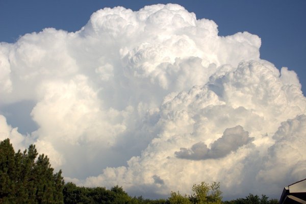 Кучево-дождевые облака вертикального развития