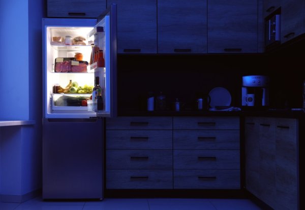 Кухня ночью с холодильником